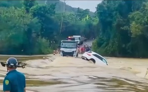 Ô tô Mercedes bị lũ cuốn trôi, hai người trên xe may mắn thoát thân