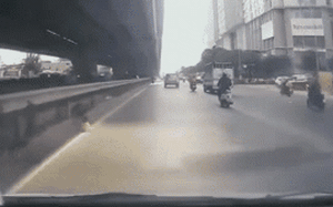 Clip NÓNG 24h: Truy tìm tài xế ô tô cố tình tông ngã xe máy rồi bỏ chạy tại Hà Nội