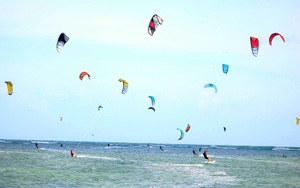 Nhiều vận động viên Mỹ, Anh, Úc, Hàn Quốc tranh tài tại giải lướt ván diều trên biển ở Ninh Thuận 