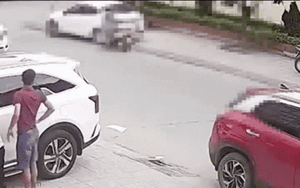 Clip NÓNG 24h: Nữ tài xế nghi đạp nhầm chân ga đâm loạn xạ nhiều xe trên đường ở Nghệ An