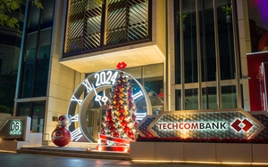 Techcombank làm sáng không gian với trang trí giáng sinh ấn tượng tại hai tòa nhà 