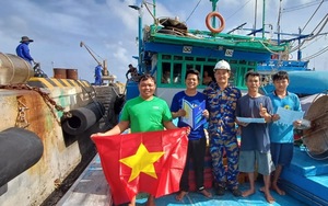 Trung tâm Dịch vụ Hậu cần–Kỹ thuật đảo Trường Sa tặng cờ, hỗ trợ nước ngọt cho ngư dân Bình Định