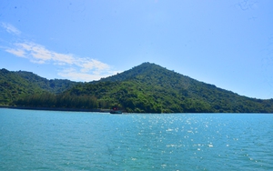 Một hòn đảo đẹp lạ ở biển Quảng Ninh, có biển, cây cổ thụ, dòng suối nước ngọt tràn trề, đàn khỉ mặt đỏ