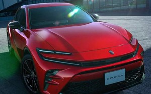Toyota Crown Sport PHEV ra mắt, giá gần 1,3 tỷ đồng