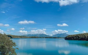 Đến với hồ nước ngọt hoang sơ trông như biển lạc giữa núi rừng Bình Thuận