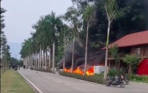 Cháy liên hoàn 7 xe điện trong khu du lịch nghỉ dưỡng Vườn Vua Phú Thọ