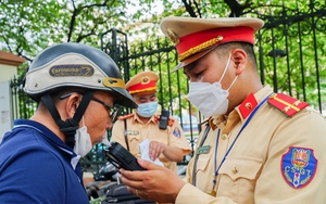 Tài xế không vi phạm luật, cảnh sát giao thông có được dừng xe để kiểm tra?