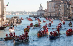 Độc lạ cảnh ông già Noel bỏ xe trượt tuyết, dùng thuyền để đua ở thành Venice
