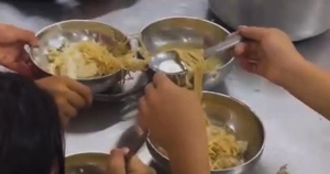 Vụ học sinh ăn cơm chan canh mì tôm ở Lào Cai: Hiệu trưởng xin từ chức