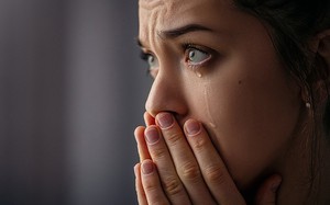 Đàn ông giảm "hung hãn" khi thấy nước mắt