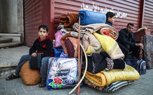 Hình ảnh báo chí 24h: Xót xa cảnh người Gaza mang chăn màn, lỉnh kỉnh đồ đạc tìm nơi trú ẩn