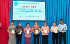 BHXH thị xã Cai Lậy: Tặng 190 sổ BHXH tự nguyện cho người dân