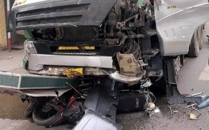 Thanh Hóa: Ô tô đầu kéo tông xe khách, xe con, cuốn loạt xe máy vào gầm