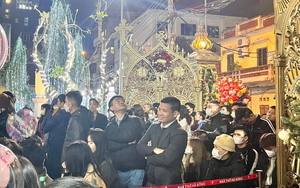 Nhà thờ, trung tâm thương mại, khu vui chơi ở Hà Nội chật cứng người trong đêm Noel 
