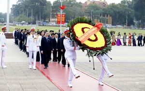 Đoàn đại biểu dự Đại hội đại biểu toàn quốc VIII Hội NDVN đặt vòng hoa, vào Lăng viếng Chủ tịch Hồ Chí Minh 