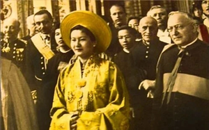 Người phụ nữ Việt Nam duy nhất nào được mặc trang phục màu vàng trong thời phong kiến