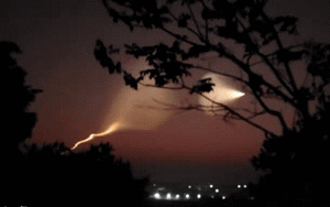 Clip NÓNG 24h: Vệt sáng kỳ lạ xuất hiện trên bầu trời miền Bắc khiến cộng đồng mạng xôn xao