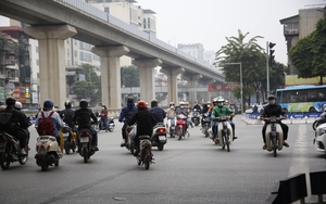 Người tham gia giao thông lũ lượt đi ngược chiều tại nút giao Nguyễn Trãi – Khuất Duy Tiến