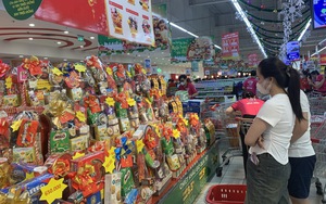 TP.HCM: Giỏ quà Tết bình dân được bày bán sớm tại các siêu thị