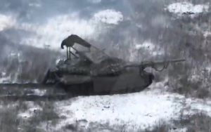 Xe tăng Nga tiên tiến nhất bị máy bay tí hon Ukraine tiêu diệt, kíp lái hốt hoảng 'bỏ của chạy lấy người'