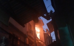 TP.HCM: Cháy nhà trong hẻm chợ lúc rạng sáng, nhiều tài sản bị thiêu rụi