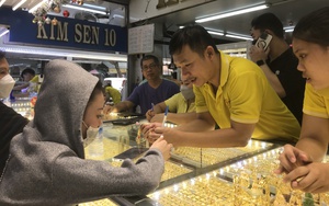 Cảnh mua bán vàng tại TP.HCM trong ngày giá vàng biến động lịch sử