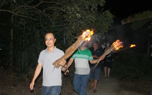 Đang đêm tối trời, tại một nơi ở Vĩnh Long, dân tình đốt đuốc lá dừa cháy rừng rực rủ nhau đi đâu?