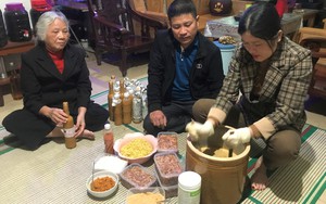 Dân làng này ở Nghệ An làm thứ nước chấm hảo hạng từ một loài đặc sản đắt tiền, mở hũ thơm lừng