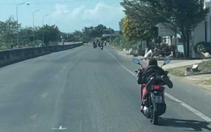 Thiếu niên 13 tuổi là người nằm trên yên xe gắn máy chạy tốc độ cao trên Quốc lộ 1A ở Bình Thuận 