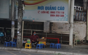 Hà Nội: Nhà chờ xe buýt "biến" thành quán nước, chỗ đỗ xe ô tô