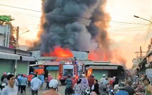 Cháy chợ Châu Long ở An Giang, nhiều ki-ốt bị thiêu rụi