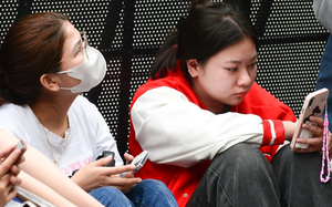 Giới trẻ ngồi đợi từ chiều để "xí chỗ" đẹp xem đếm ngược chào năm mới 2024 tại Hà Nội