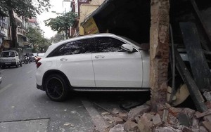 Xe sang Mercedes do nữ tài xế điều khiển tông sập một phần căn nhà ở phố cổ Hà Nội