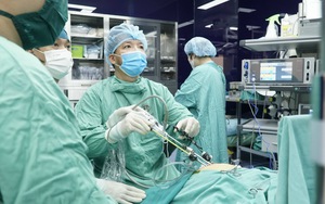Bác sĩ có "đôi tay vàng" mổ nội soi ống mật 1 lỗ hàng đầu thế giới, cứu bé gái 4 tuổi người Australia 
