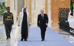 Bầu trời sơn màu đỏ, xanh và trắng, súng nổ chào đón TT Putin đến UAE