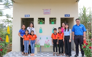 Xây 1.000 NVS trường học đạt chuẩn: Thực trạng ám ảnh của con trẻ và hành động của Quỹ Vì Tầm vóc Việt