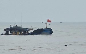 Chìm tàu thu mua hải sản ở biển Quảng Bình thiệt hại 4 tỷ đồng