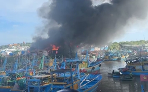 Cháy lớn ở ụ sửa chữa tàu thuyền ở Phan Thiết lan ra những tàu đánh cá khác
