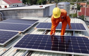 Bộ Công Thương chỉ muốn mua giá cho điện mặt trời mái nhà "tự sản, tự tiêu" dư thừa giá... 0 đồng