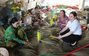 Bó chổi đót, nghề khó giàu, nhưng ở một nơi của Hậu Giang, dân có việc quanh năm, thu nhập đều