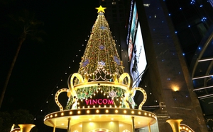 Thích mắt với cây thông Noel "khổng lồ" tại các trung tâm thương mại ở Hà Nội