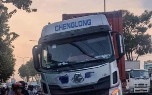 Container tông dải phân cách trên quốc lộ 22 gây kẹt xe kéo dài