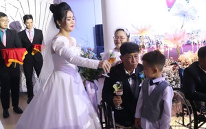 Xúc động chứng kiến cảnh 5 cặp đôi khuyết tật được tổ chức lễ cưới tại TP.HCM