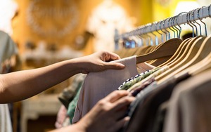 Châu Âu cấm tiêu huỷ quần áo "bán ế"
