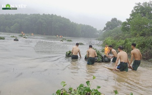 Video: Bộ đội Hà Tĩnh tập cách bí mật vượt sông giữa trời mưa rét, nước chảy xiết