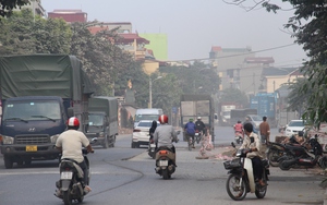 Người dân Thủ đô gồng mình lưu thông qua tuyến đường ở Gia Lâm đầy ổ gà, bụi bặm 