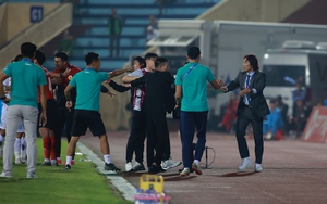 VIDEO: HLV Gong Oh-kyun nổi nóng, đòi “ăn thua” với cầu thủ Nam Định