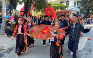 Đặc sắc lễ hội đường phố ở huyện biên giới Mường Tè