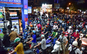 Lo thiếu hàng, giá tăng, xăng dầu nhập dồn dập đổ về Việt Nam 