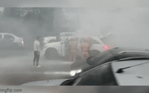 Clip NÓNG 24h: Ô tô Mercedes bốc cháy dữ dội trên đường Phạm Hùng khiến giao thông ùn tắc nghiêm trọng